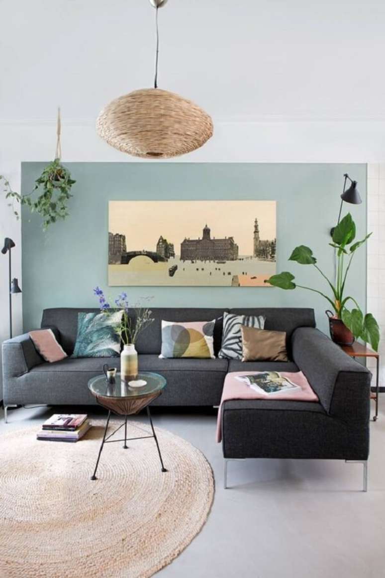 60. Decora&ccedil;&atilde;o verde pastel com sof&aacute; chaise longue cinza escuro -Foto VT Wonen