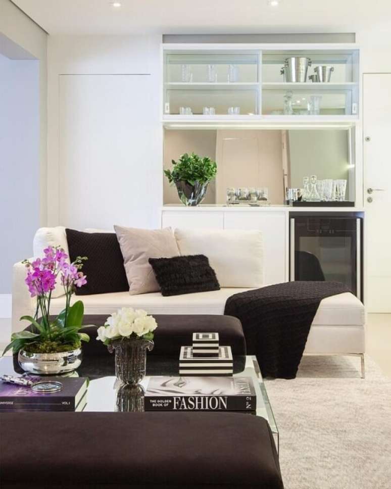 19. Sala de estar com chaise longue e almofadas pretas &ndash; Foto Monise Rosa Arquitetura