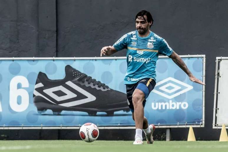 Goulart marca pela primeira vez e Santos volta a vencer no