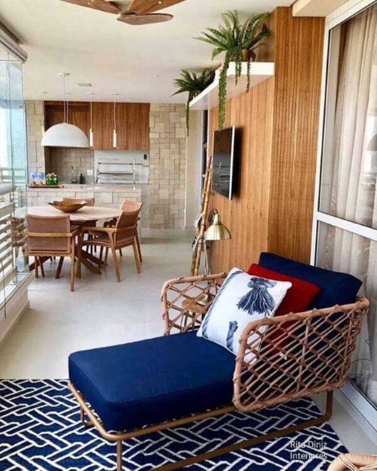 50. Chaise longue na cor azul marinho e estrutura de ratan &ndash; Foto Rita Diniz