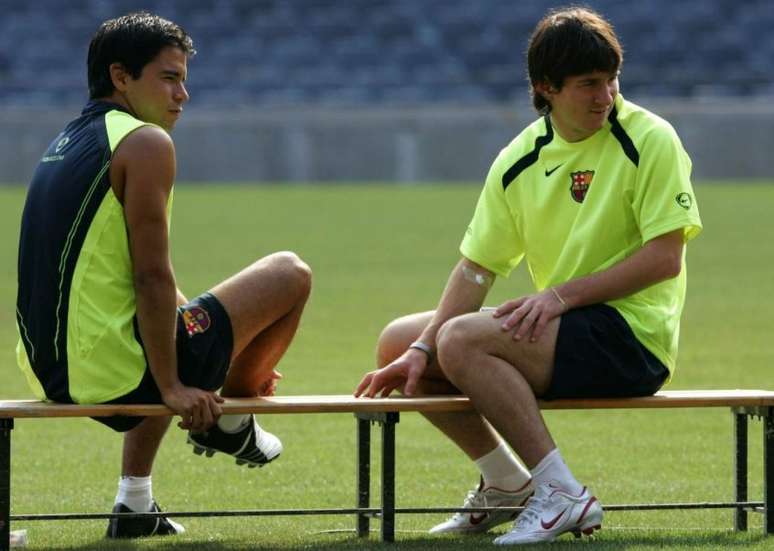 Saviola e Messi juntos no Barcelona em treino em 2005 (Foto: LLUIS GENE / AFP)