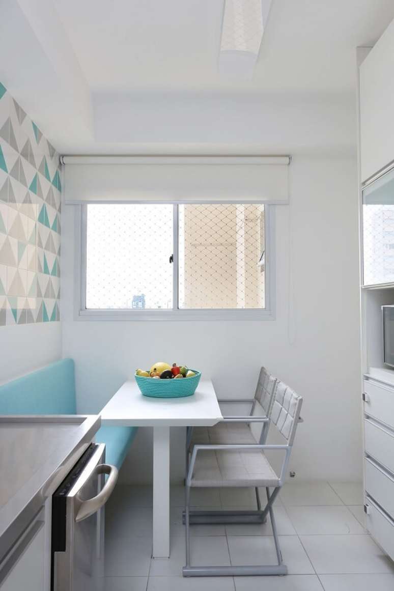 41. Cozinha clean com mesa de parede branca. Fonte Quattrino Arquitetura