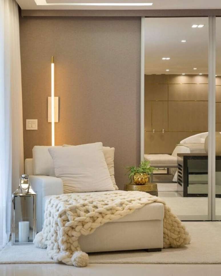 52. Chaise longue no quarto de casal chique &ndash; Foto Claudia Pimenta Arquiteta