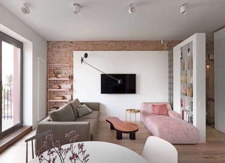 22. Sala de estar pequena com chaise longue rosa e sof&aacute; bege &ndash; Foto Houzz