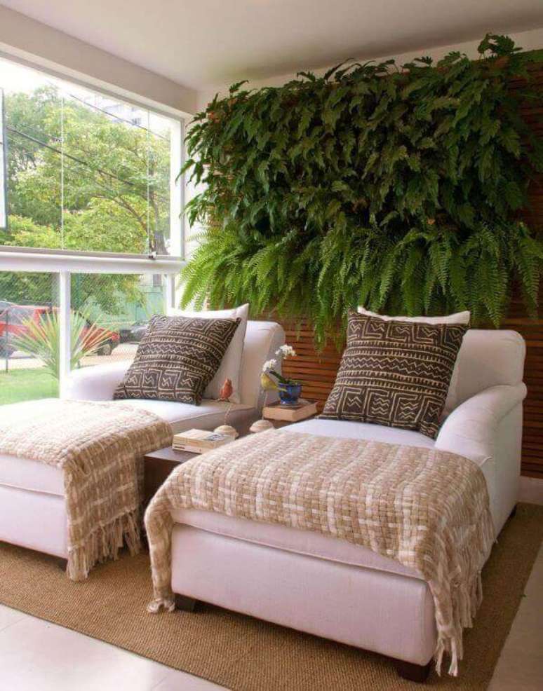 56. Chaise longue varanda aconchegante com almofadas grandes estampadas &ndash; Foto Paulo Carvalho