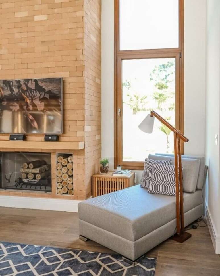 20. Sala de estar com chaise longue e lumin&aacute;ria ao lado &ndash; Foto Fernanda Pecanha