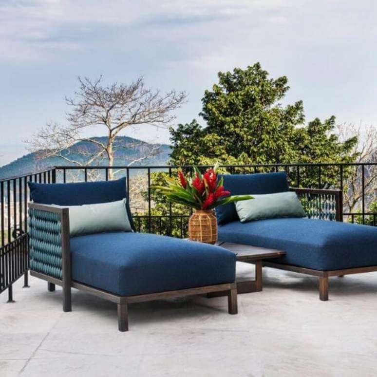 33. Varanda com chaise longue azul marinho &ndash; Foto Saccaro