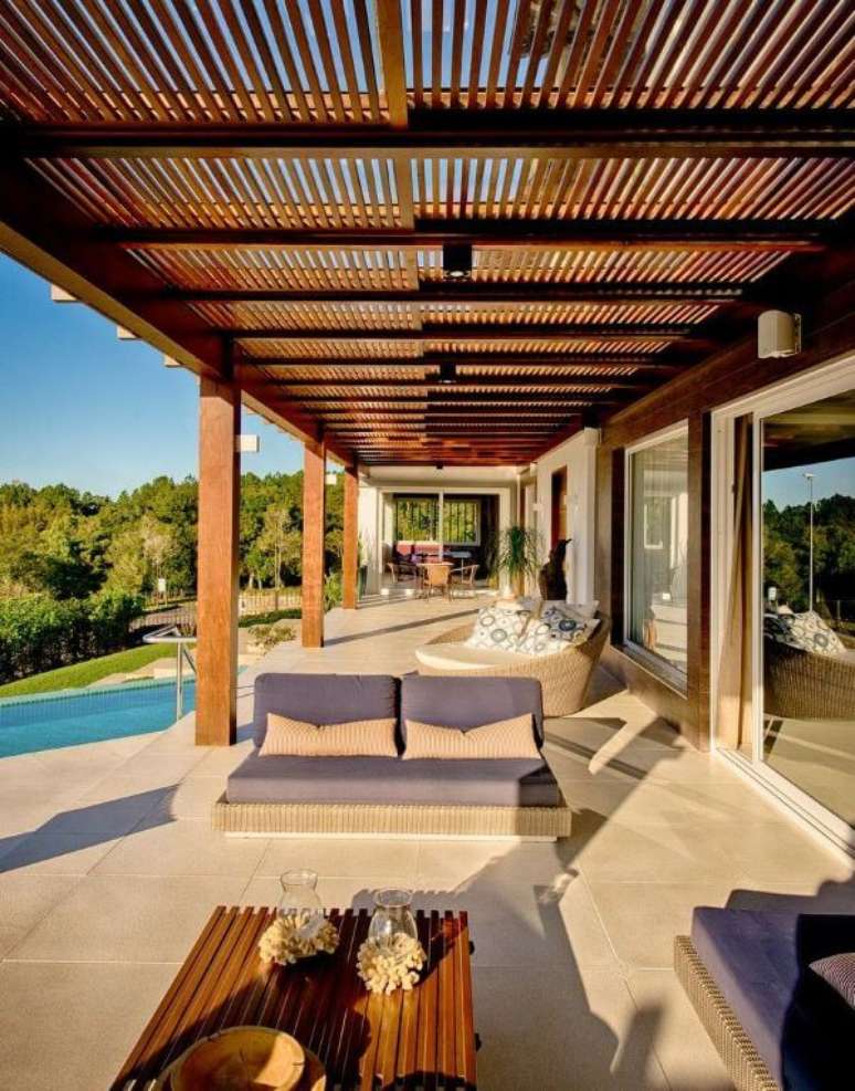 8. Varanda com chaise &aacute;rea externa redondo e sof&aacute;s azuis &ndash; Foto Espa&ccedil;o do tra&ccedil;o arquitetura