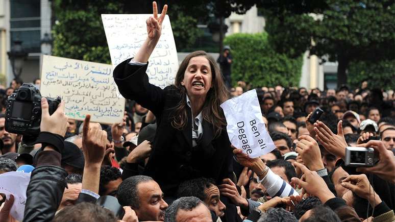 Maya Jeridi, líder do partido da oposição, participa de um protesto em Túnis, em 14 de janeiro de 2011