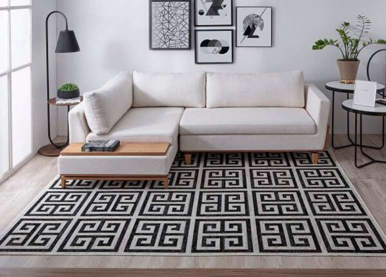 15. Sala com tapete belga e sof&aacute; bege &ndash; Foto Tape&ccedil;aria Rainha Santa