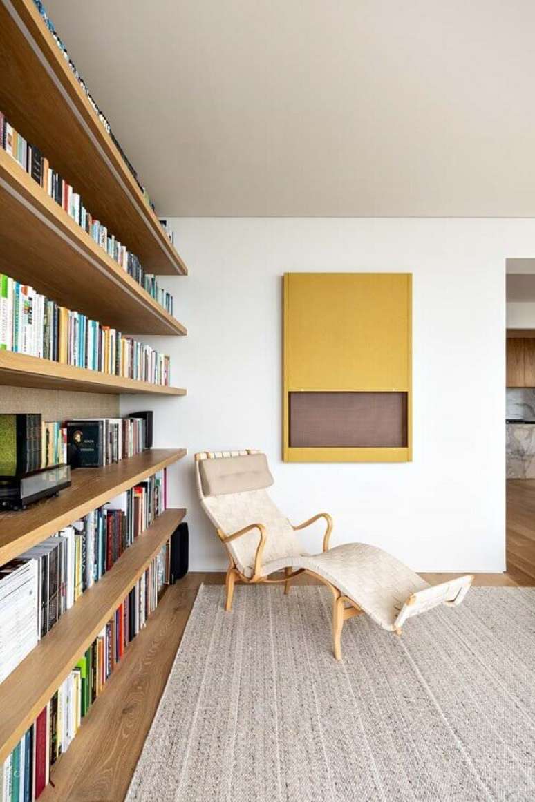 38. Canto da leitura com chaise longue confort&aacute;vel &ndash; Foto Felipe Hess arquitetos