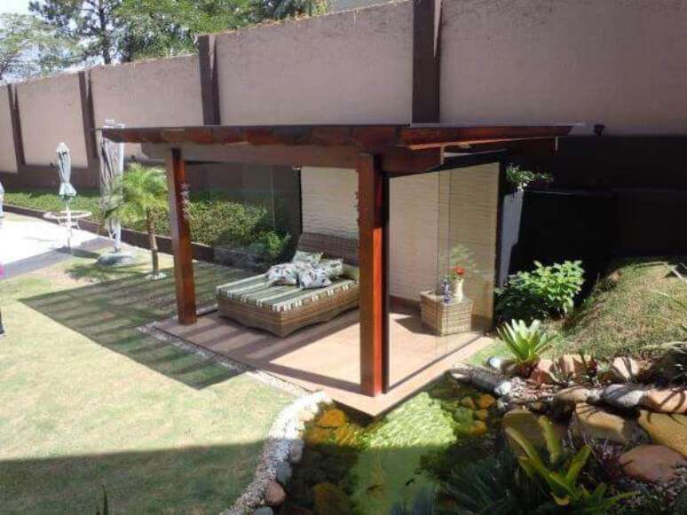 66. Pergolado com chaise longue na &aacute;rea externa &ndash; Foto