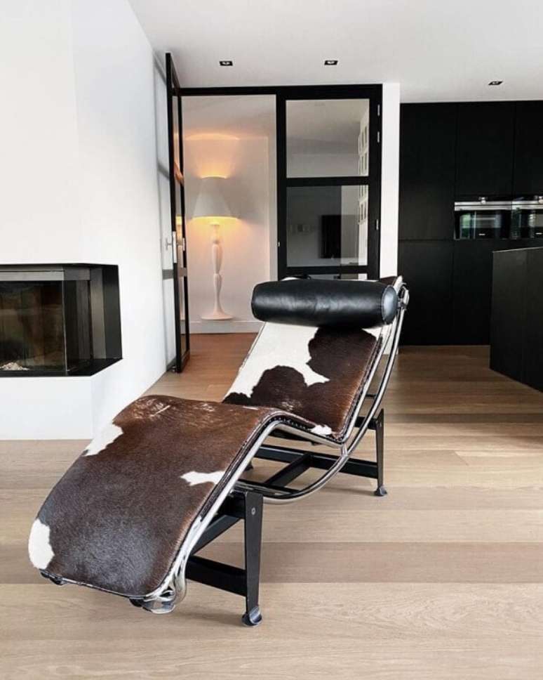 48. Chaise longue de couro perto da lareira na sala de estar &ndash; Foto Studio Casco