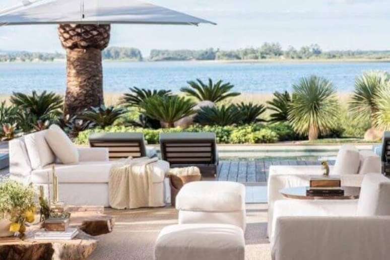 51. Chaise longue na cor off white para piscina &ndash; Foto Lidia Maciel