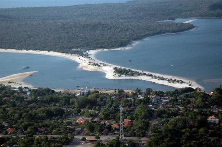 Foto mostra águas azuladas do rio Tapajós que renderam a Alter do Chão apelido de "Caribe amazônico".