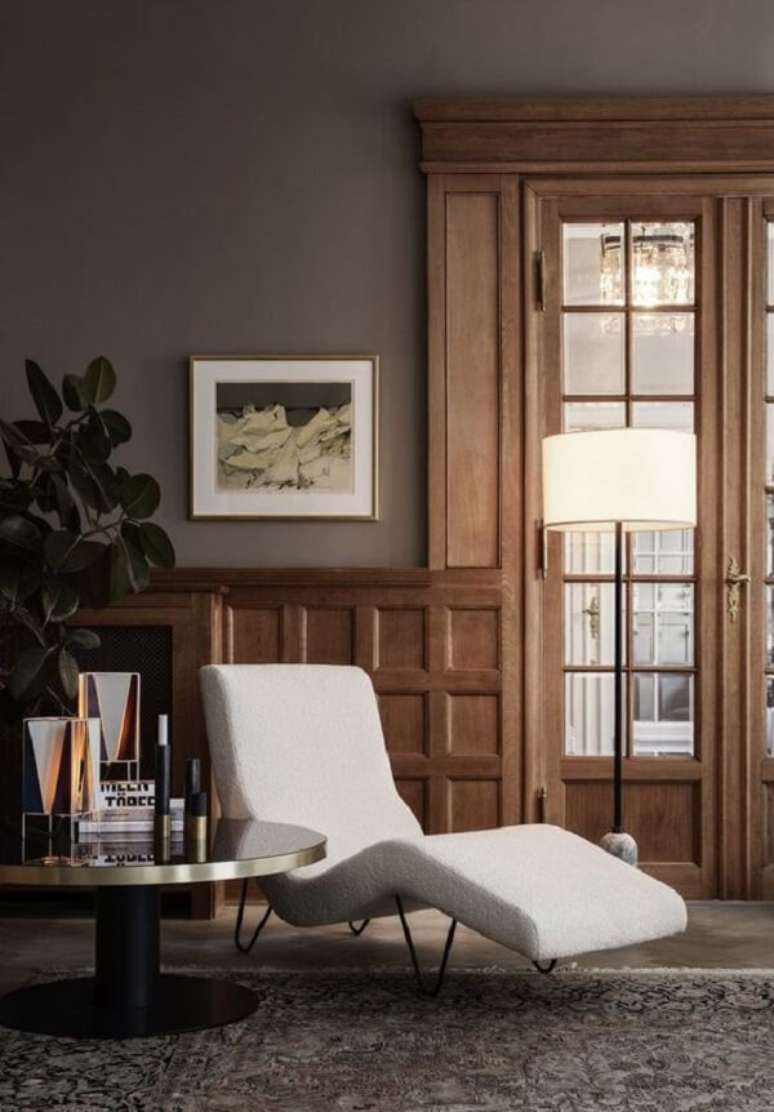 13. Sala cl&aacute;ssica com chaise longue branca &ndash; Foto EH Design