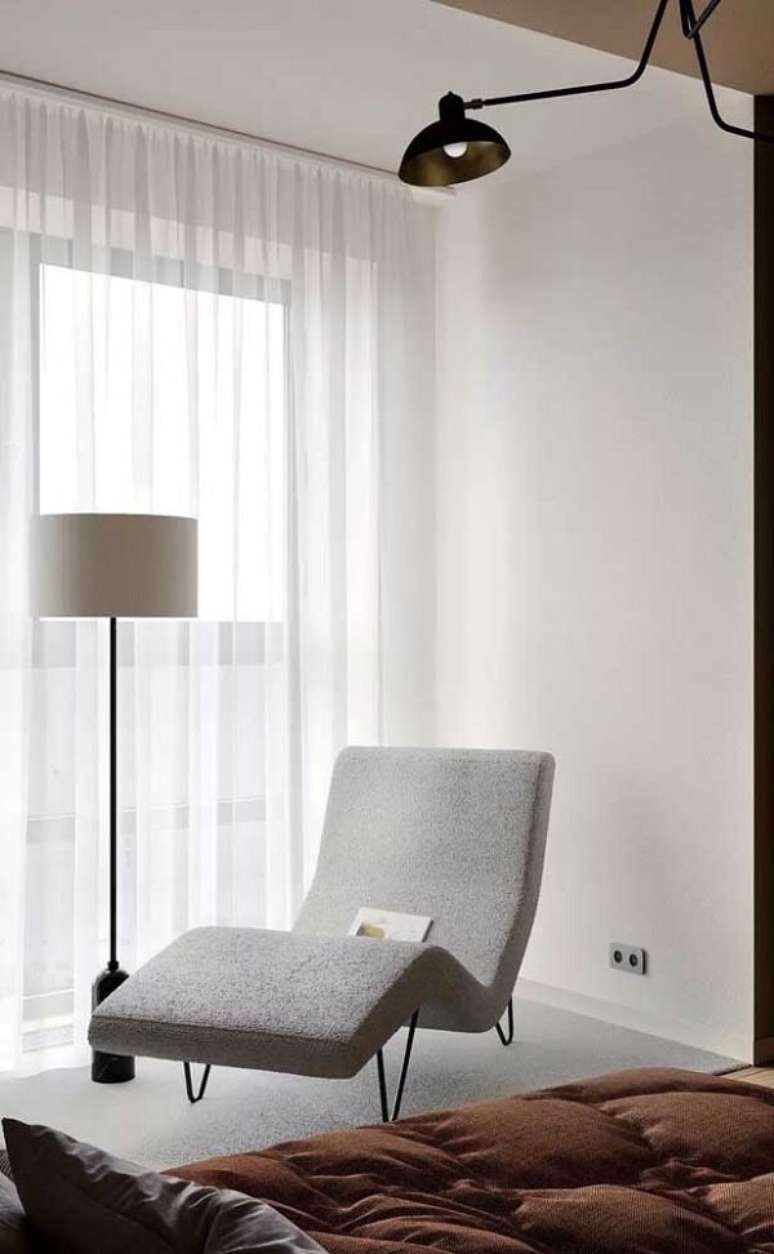 70. Quarto com chaise longue perto da janela &ndash; Foto Property Funiture