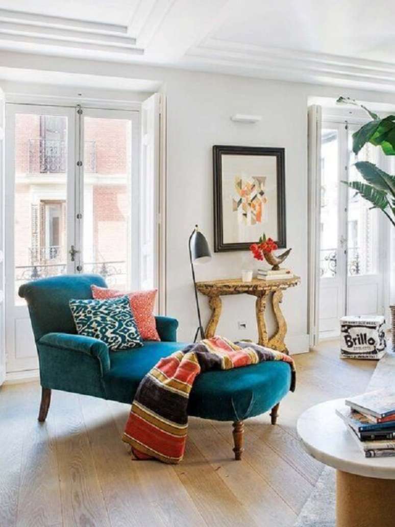 12. Sala classica com chaise longue azul e manta colorida &ndash; Foto Micasa Revista