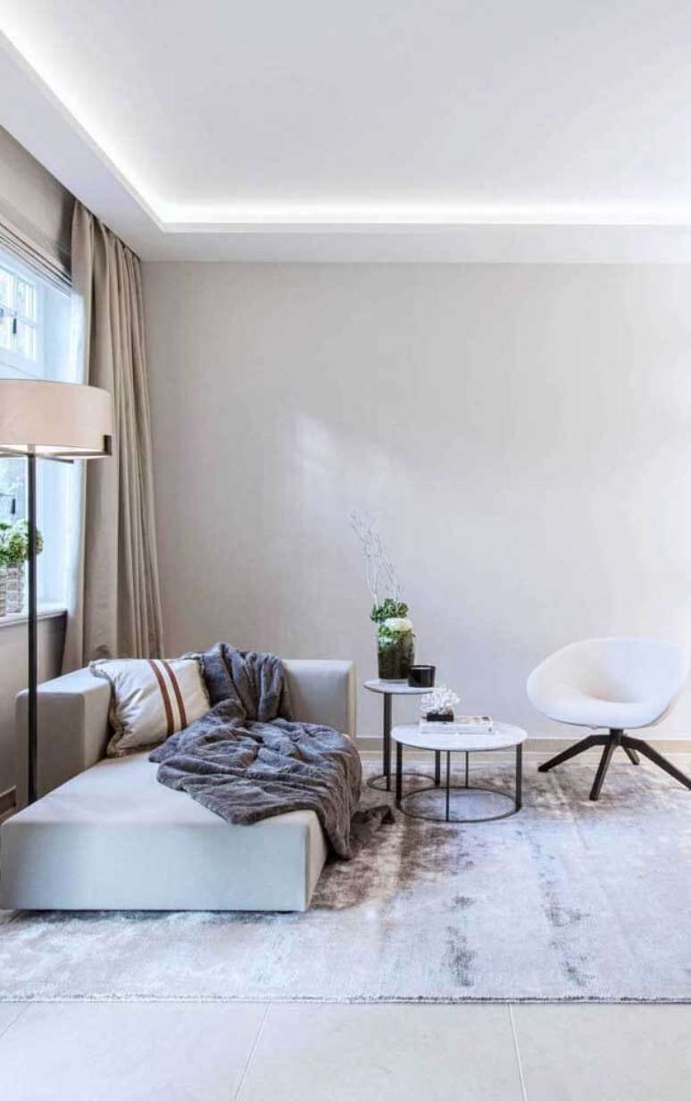 37. Cantinho com chaise longue e poltrona branca moderna &ndash; Foto Decor Facil