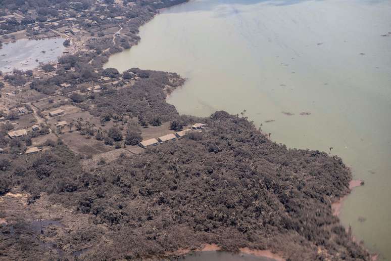 Vista aérea de casas cobertas por cinzas em Nomuka, em Tonga