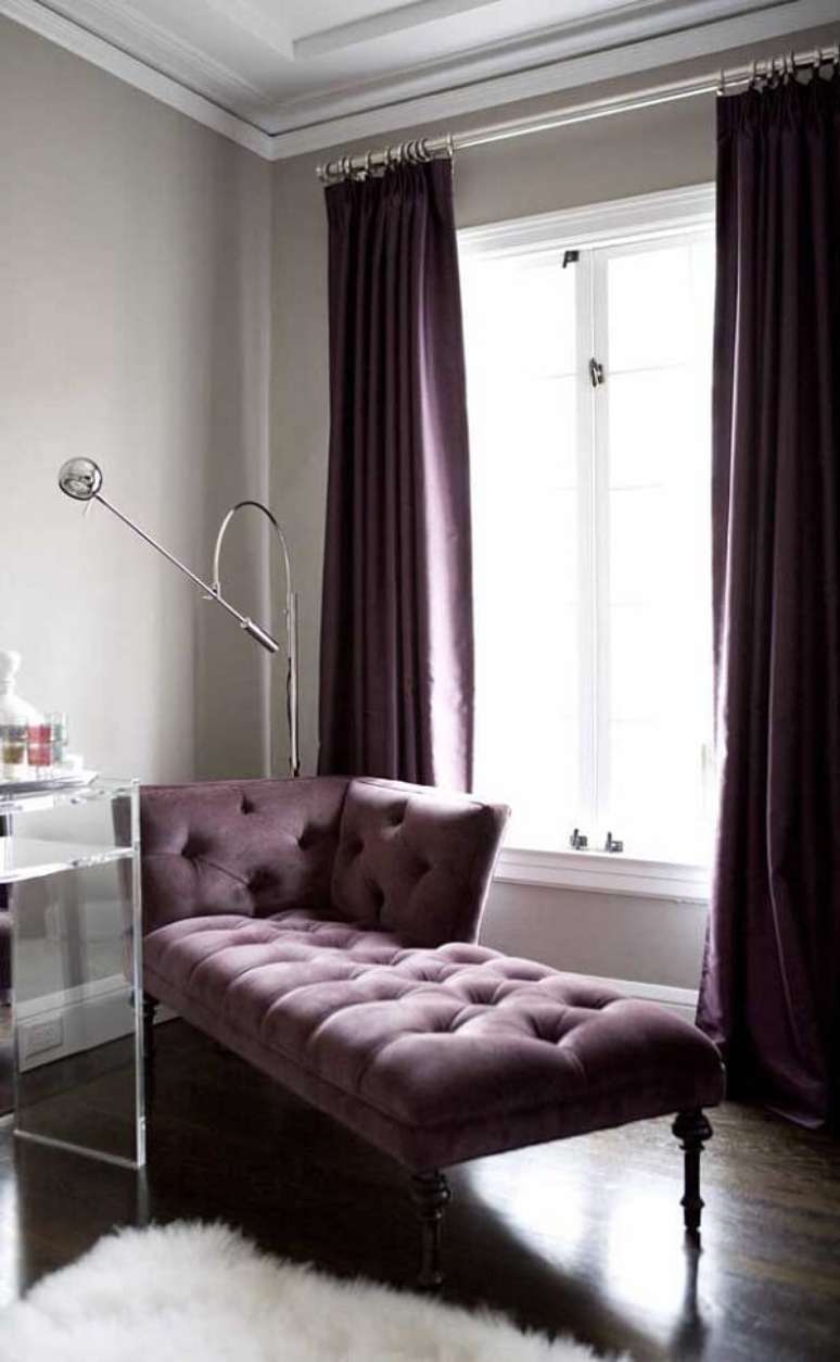 14. Sala com mini bar e chaise longe perto da janela &ndash; Foto Amoroso Design