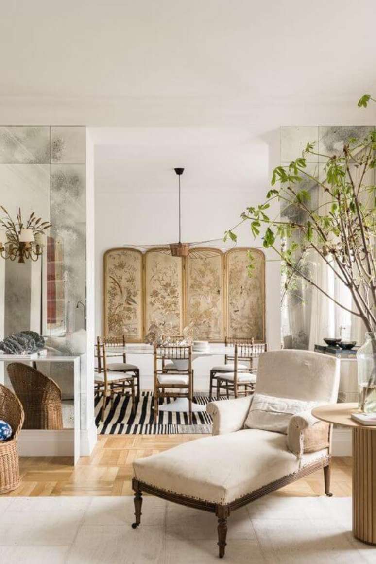 42. Chaise longue bege na sala de estar cl&aacute;ssica &ndash; Foto Park And Oak