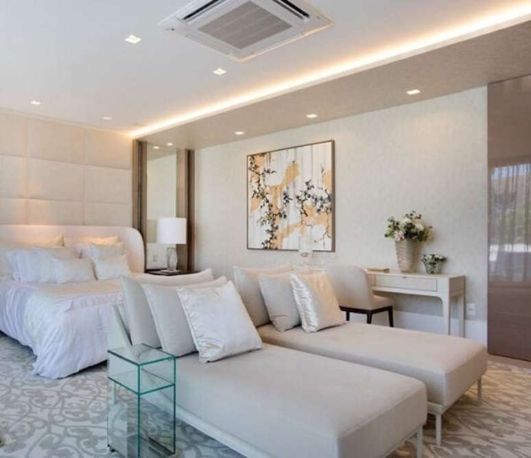 6. Quarto com chaise longue para TV &ndash; Foto Claudia Pimenta Arquiteta