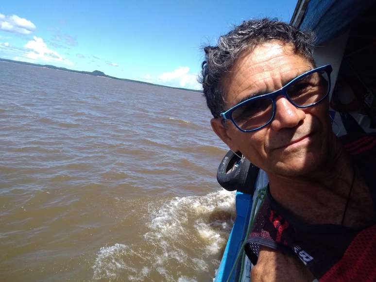 O ribeirinho Djalma Moreira Lima mostra água barrenta do rio Tapajós nas proximidades de Santarém, em janeiro