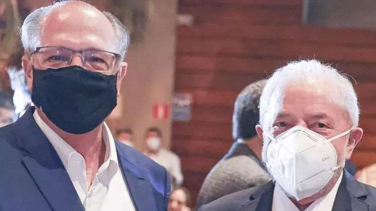 A imagem mostra Lula e Alckmin de máscaras