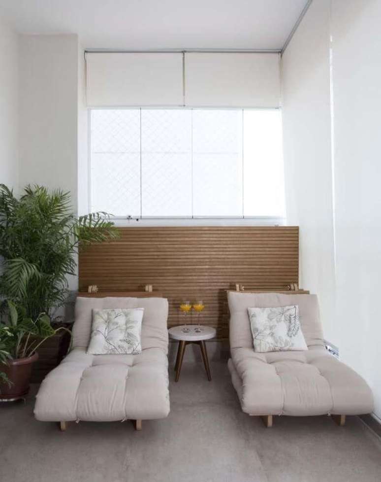 36. Varanda gourmet com conjunto de chaise longue na &aacute;rea externa e vasos de plantas &ndash; Foto Juliana Perissinotto