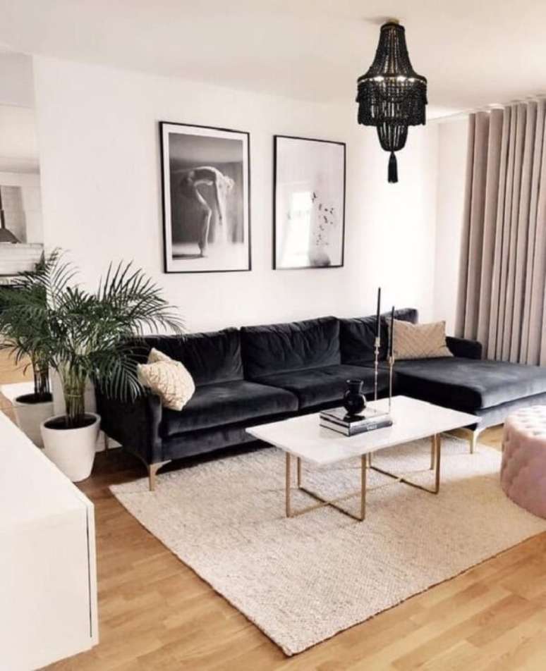 29. Sala preta e branca com quadros grandes na parede e sof&aacute; de veludo preto &ndash; Foto Etsy