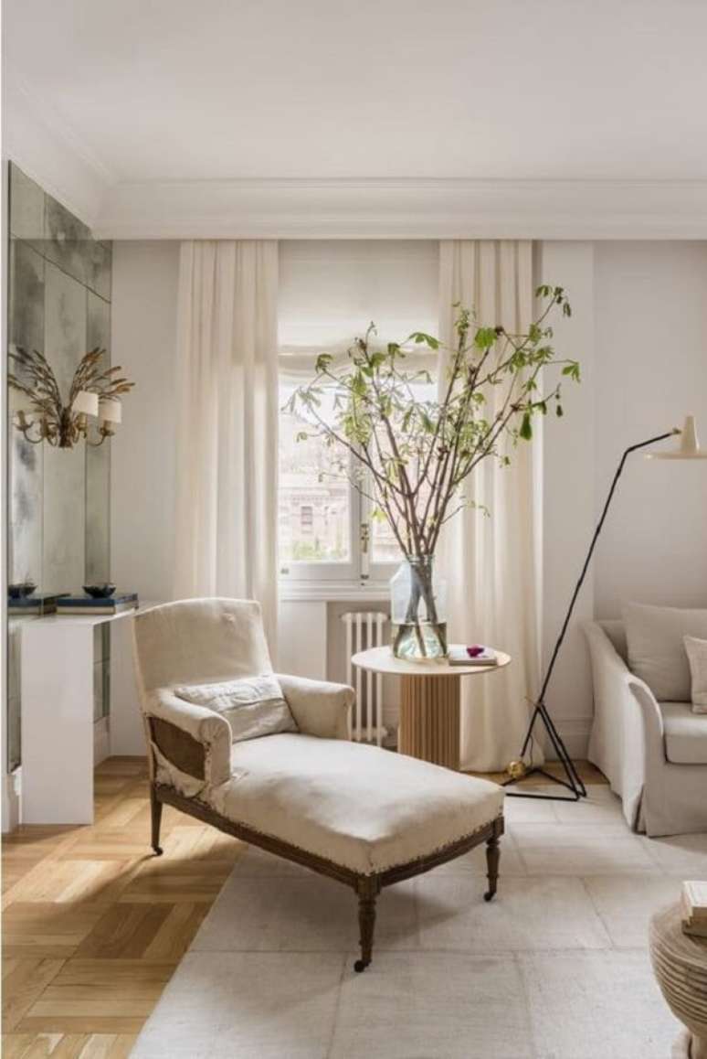 17. Sala de estar cl&aacute;ssica com chaise longue bege &ndash; Foto Cocokelley