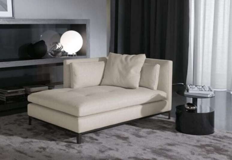65. Lareira com chaise longue bege &ndash; Foto Americanas