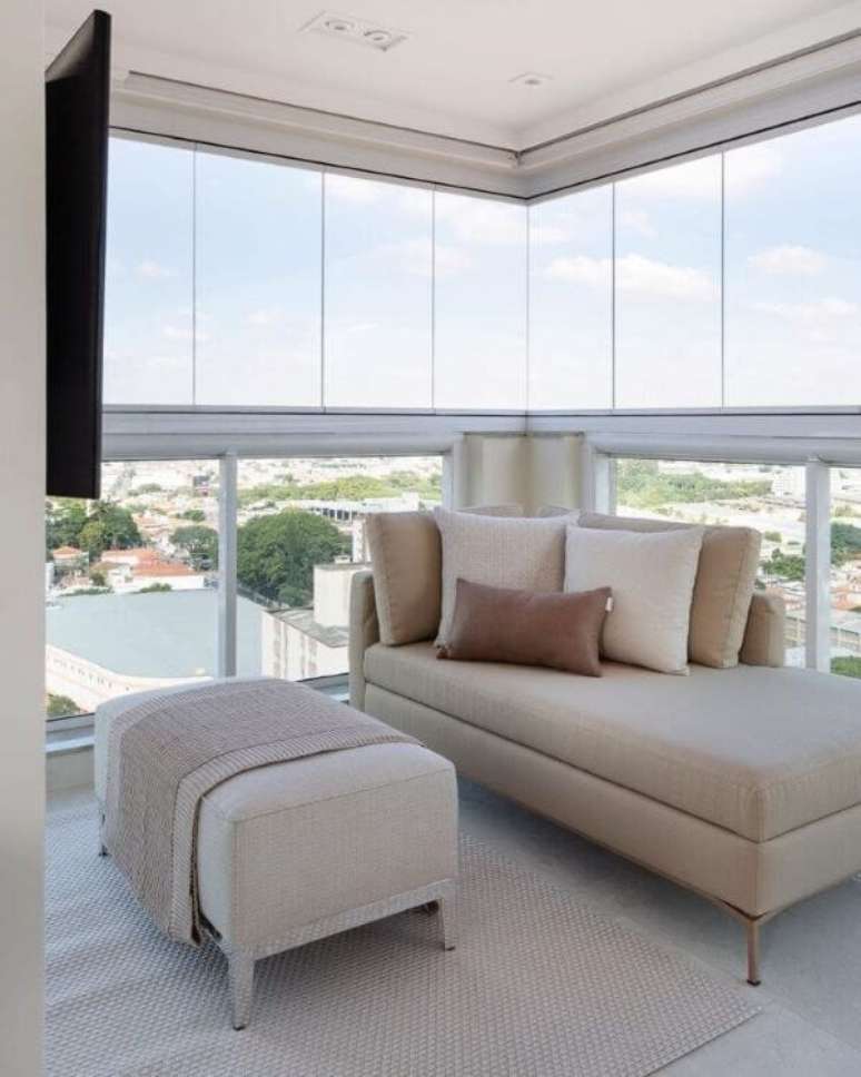 34. Varanda de vidro com chaise longue e puff com manta chique &ndash; Foto Monise Rosa Arquitetura