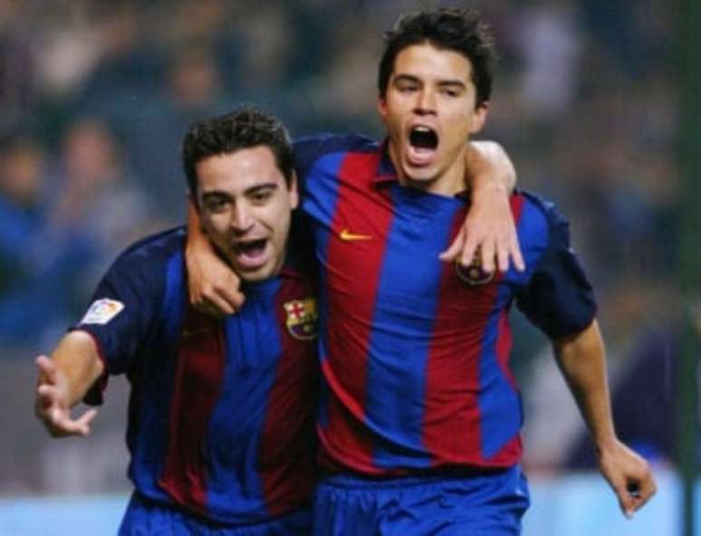 Saviola e Xavi em ação pelo Barcelona (Foto: MIGUEL RIOPA / AFP)