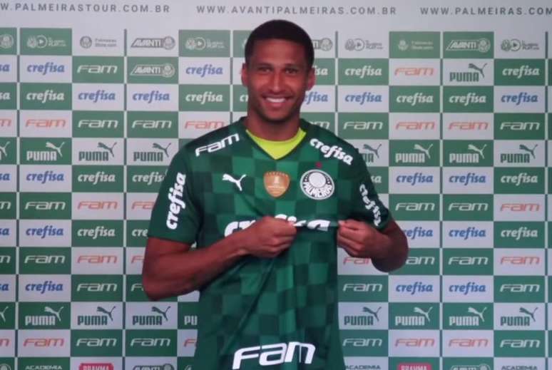 Contratado junto ao futebol russo, Murilo foi apresentado nesta tarde no Verdão (Foto: Reprodução/TV Palmeiras)