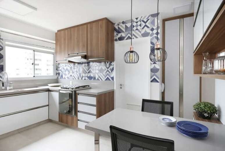47. Ladrilho e mesa de parede para cozinha decoram o ambiente. Fonte Milena Bomediano