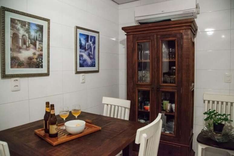 45. Cristaleira de madeira e mesa de jantar de parede. Fonte Braccini + Lima Arquitetura
