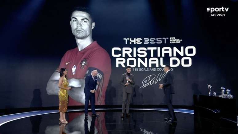 Pelé parabenizou Cristiano Ronaldo por premiação especial no 'The Best' (Foto: Reprodução / SporTV)