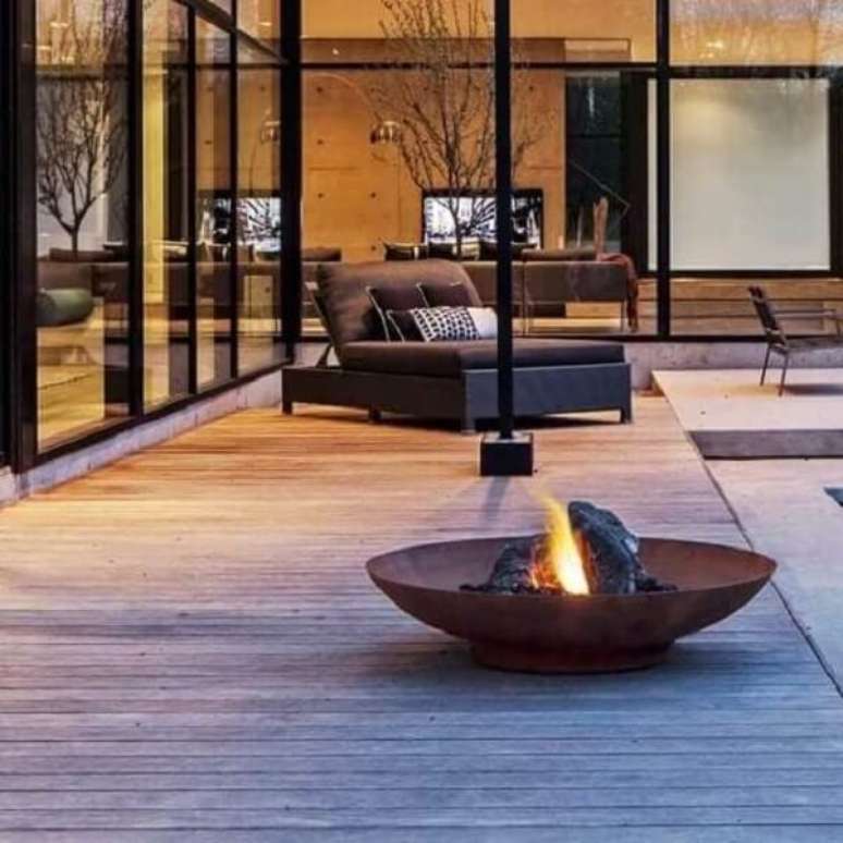 46. Chaise longue com lareira perto e piso de madeira &ndash; Foto Americanas