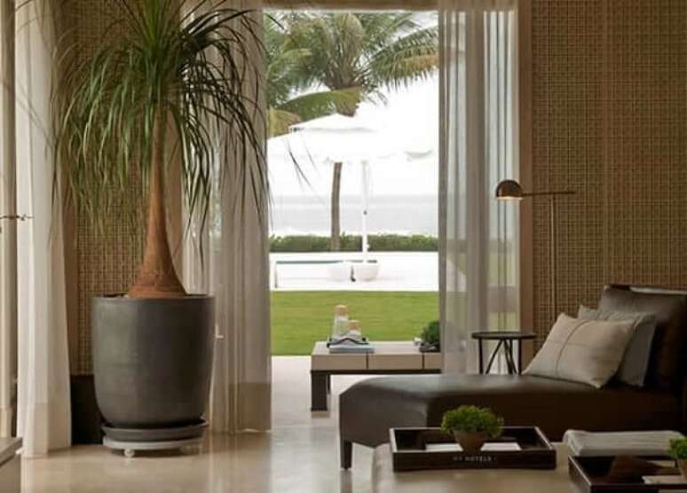 25. Sala integrada com o jardim decorada com chaise longue &ndash; Foto Debora Aguiar