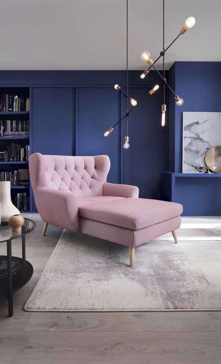 10. Sala azul com chaise longue rosa e lumin&aacute;ria moderna &ndash; Foto Decor Facil