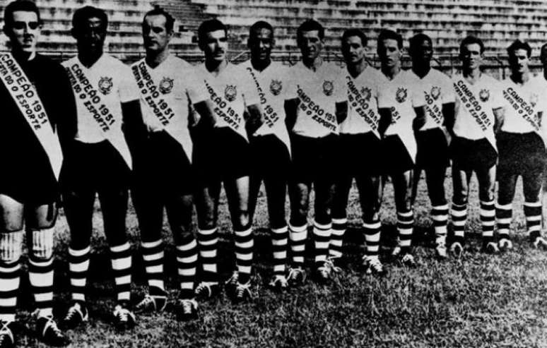 Elenco do Corinthians campeão paulista de 1951 (Foto: Reprodução)