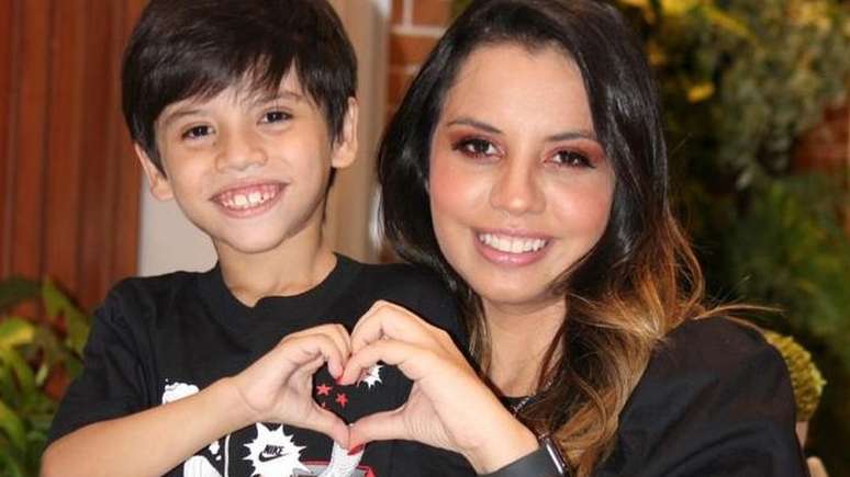 Enzo com sua mãe, Milene: nos primeiros meses de vida, ele foi diagnosticado com diabetes e hipotireoidismo