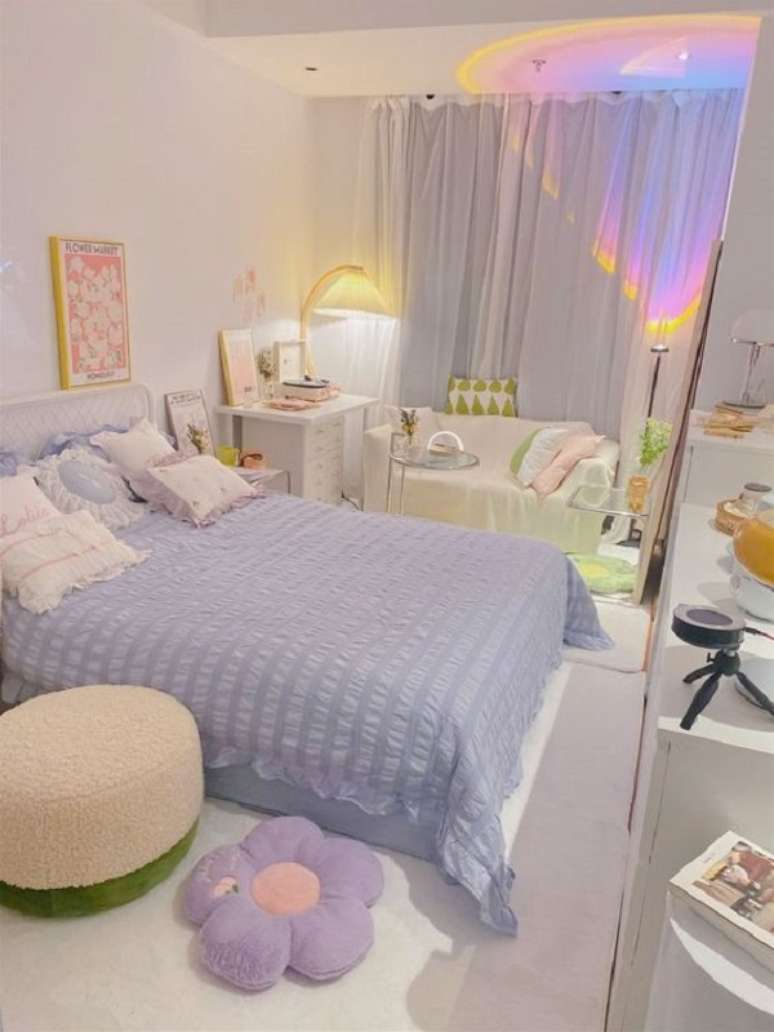 17. Decora&ccedil;&atilde;o com luz de led para quarto lil&aacute;s e verde claro &ndash; Foto Boogzel Home