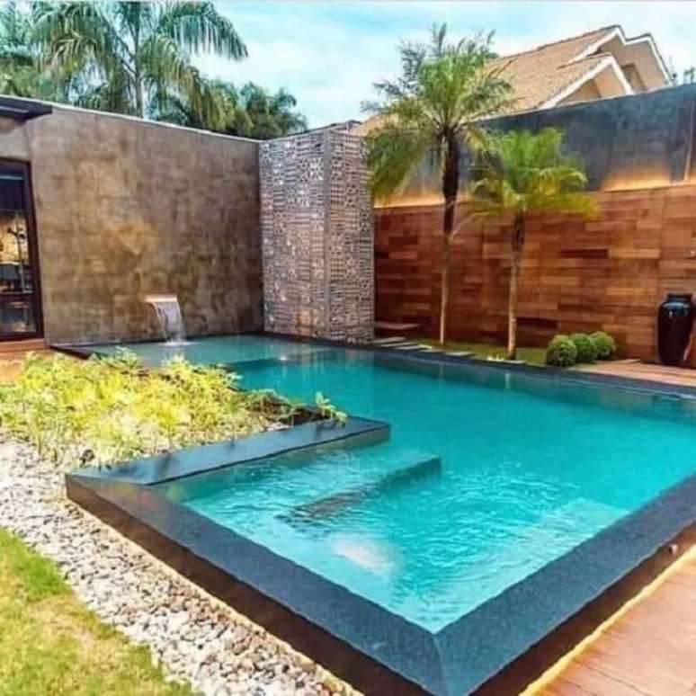 16. Piscina com borda infinita e cascata. Fonte Juliana Rodrigues Interiores