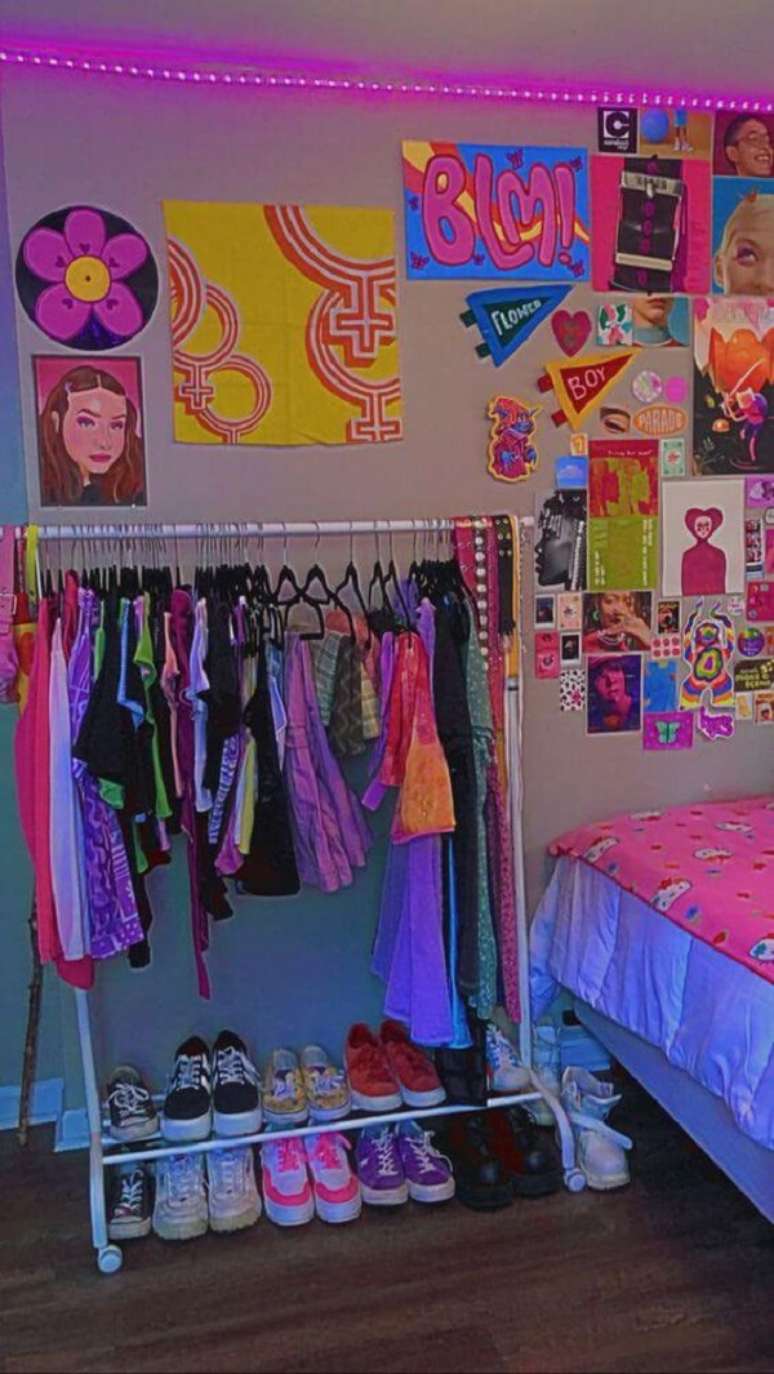 16. Decora&ccedil;&atilde;o com led para quarto indie com arara e ilustra&ccedil;&otilde;es coloridas na parede &ndash; Foto Indie Tapestry