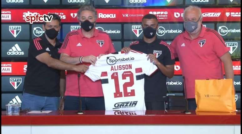 Alisson é apresentado pela diretoria do São Paulo (Foto: Reprodução)