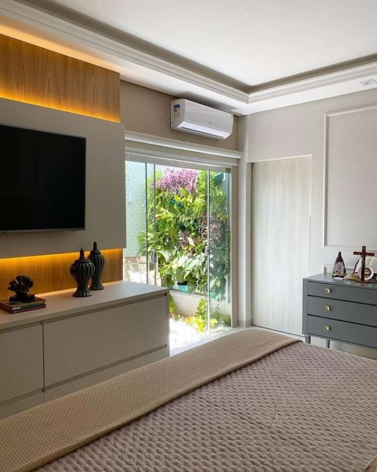 21. Fita de led para quarto ao redor do painel de tv &ndash; Foto Amanda Margarido