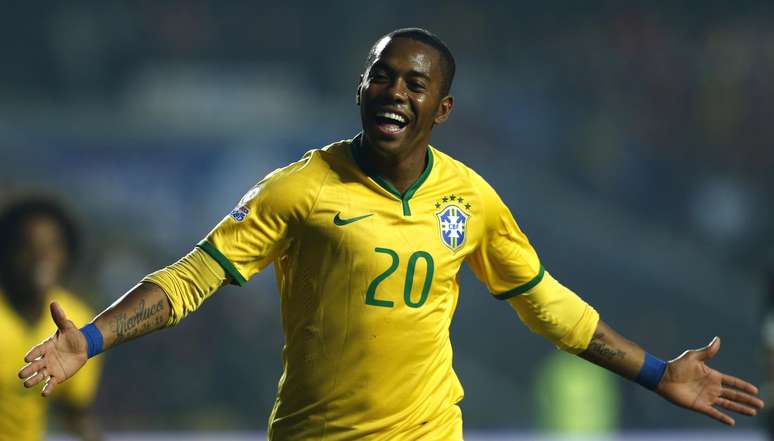 Robinho celebra placar no jogo contra o Paraguai na Copa América de 2015.